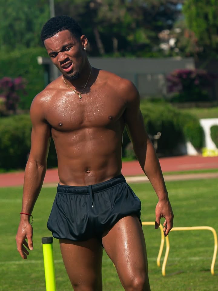 自律！恩瓦内里社媒晒训练照，身穿富勒姆中卫巴锡球衣