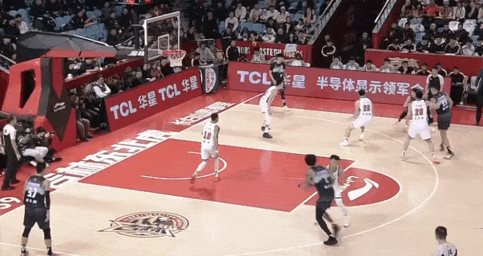 乐鱼app-姜伟泽使出超远距离双后撤步，再接上下步抛投打进得分有效